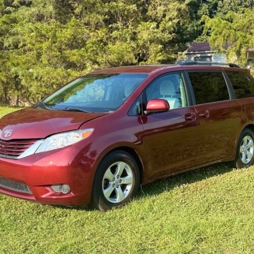2017 TOYOTA SIENNA LX 130 K MILLAS