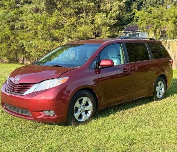 2017 TOYOTA SIENNA LX 130 K MILLAS