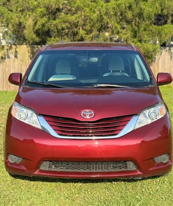 2017 TOYOTA SIENNA LX 130 K MILLAS