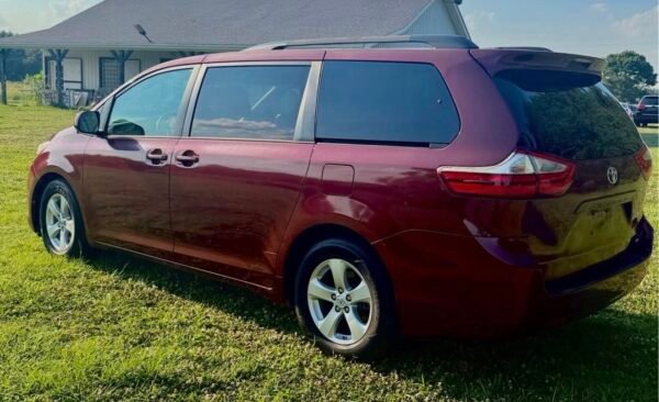 2017 TOYOTA SIENNA LX 130 K MILLAS