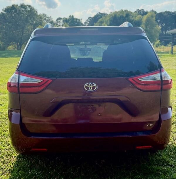 2017 TOYOTA SIENNA LX 130 K MILLAS