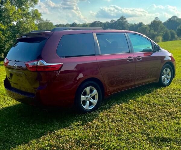 2017 TOYOTA SIENNA LX 130 K MILLAS