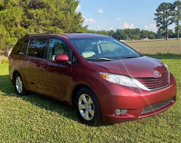 2017 TOYOTA SIENNA LX 130 K MILLAS