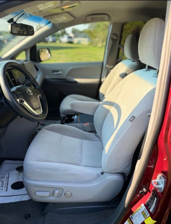 2017 TOYOTA SIENNA LX 130 K MILLAS