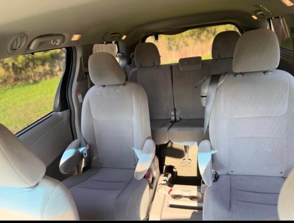 2017 TOYOTA SIENNA LX 130 K MILLAS