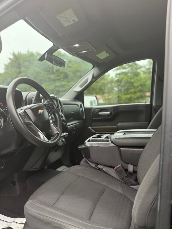 2020 CHEVROLET SILVERADO K1500 LT 105 K MILLAS