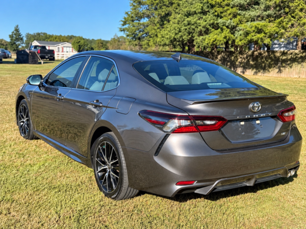 2021 TOYOTA CAMRY SE 37 MIL MILLAS